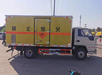 岱岳爆破器材运输车技术升级与安全合规新趋势